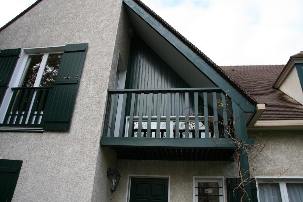 Les Hibiscus Bed & Breakfast Maisons-Laffitte Exterior foto
